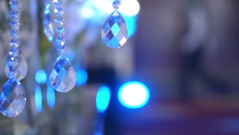 kleine parelvormige kristallen die van licht zwaaien met een blauwe lichte achtergrond