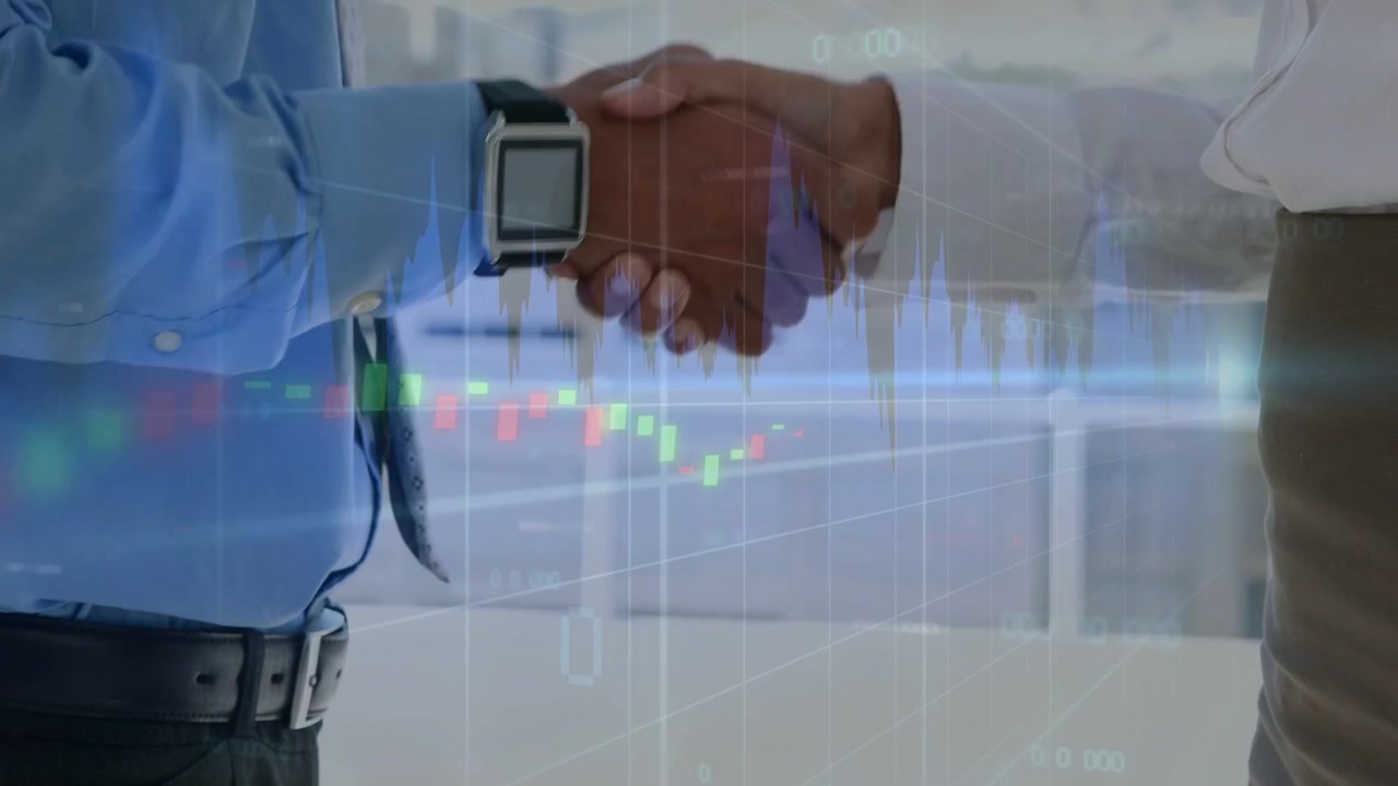Homem iniciando aperto de mão com mulher, mãos apertando firmemente, gráficos financeiros sobrepostos selando o negócio.