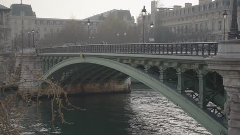 un puente sobre un río en una ciudad