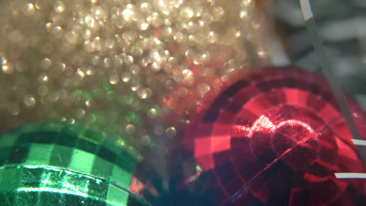 decoración de navidad, coloridos adornos de cristal bolas, azul verde colores oro blanco, año nuevo decorado, luces brillantes, cinematográfico primer plano macro inclinar hasta 4k video, hermosa profundidad de campo