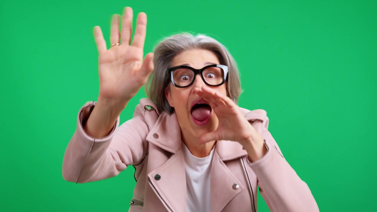 Donna anziana che nota qualcosa su uno schermo verde.