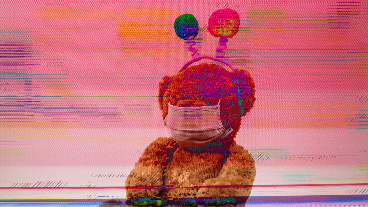 arte de glitch: persona y oso de peluche con máscaras