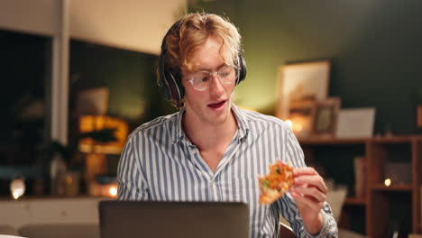 hombre trabajando en una computadora portátil con auriculares