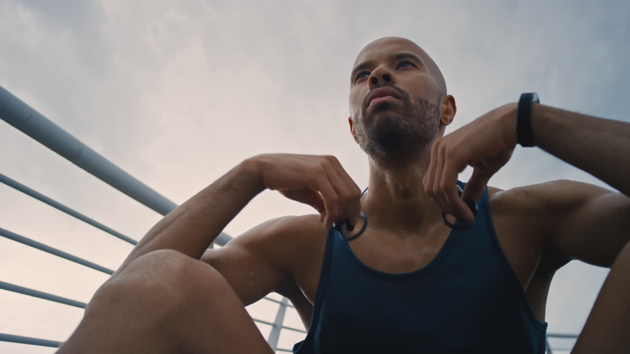 Afslapning, fitness og mand med hovedtelefoner, der tænker