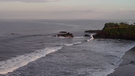 Surfistas-Balianos-Olas-De-La-Playa-Que-Se-Hinchan-En-La-Costa-Rocosa,-Sur-De-Bali,-Indonesia