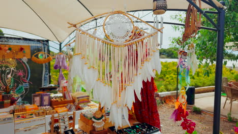 cazador de sueños con plumas colgando en una tienda al aire libre moviéndose con el viento