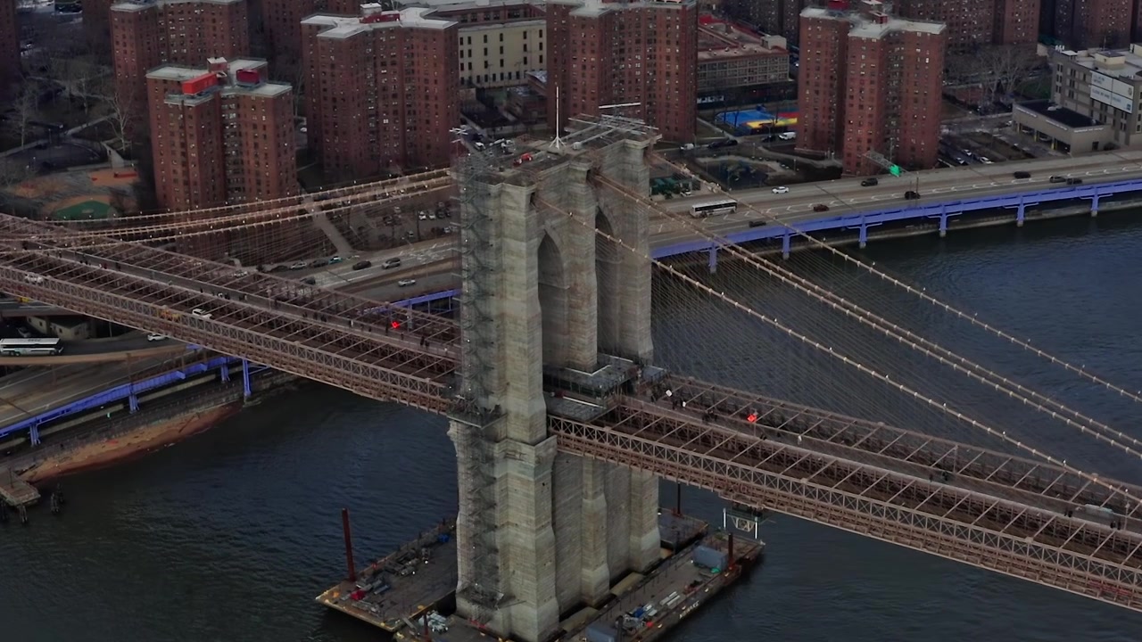 Vista del Ponte di Brooklyn che collega Manhattan e Brooklyn a New York City