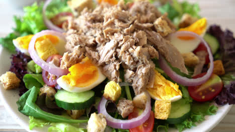 Tuna-with-vegetable-salad-and-eggs