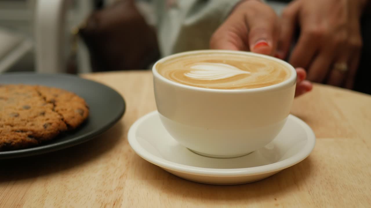 café y una galleta en una cafetería