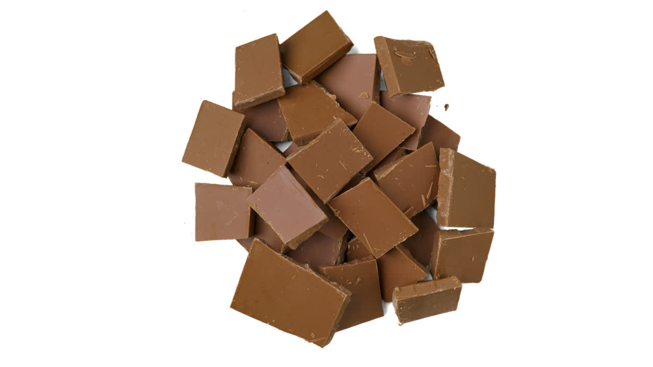 생산된 맛있는 초콜릿 조각의 버드아이 회전 샷