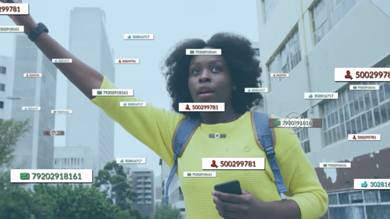 Animazione di notifiche di social network su una donna afroamericana che usa lo smartphone chiamando un taxi.