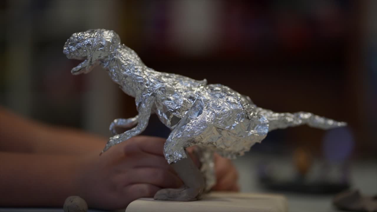 arte de dinosaurios hecho en papel de aluminio. camara lenta