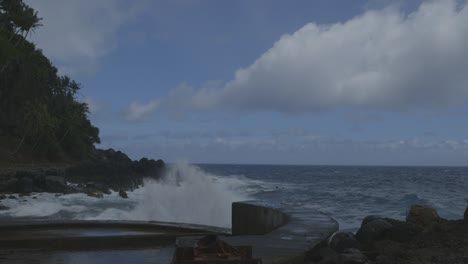 Pitcairn-Island-Landung-Und-Docks-Mit-Großen-Wellen,-Die-Auf-Die-Felsen-Schlagen