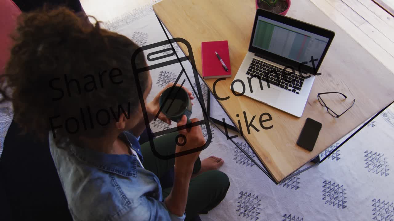 animación de las reacciones en las redes sociales sobre una mujer caucásica que trabaja en una computadora portátil