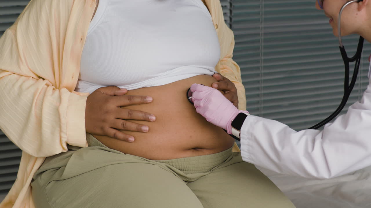 examen médico con estetoscopio