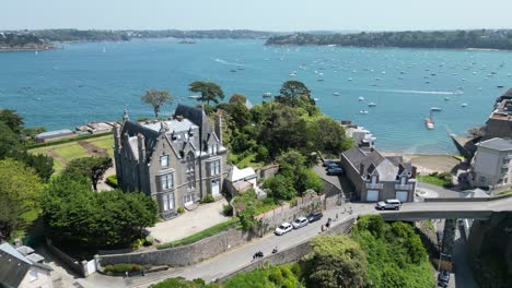 Großes-Haus-Am-Wasser,-Dinard,-Bretagne,-Frankreich,-Drohne,-Luftaufnahme