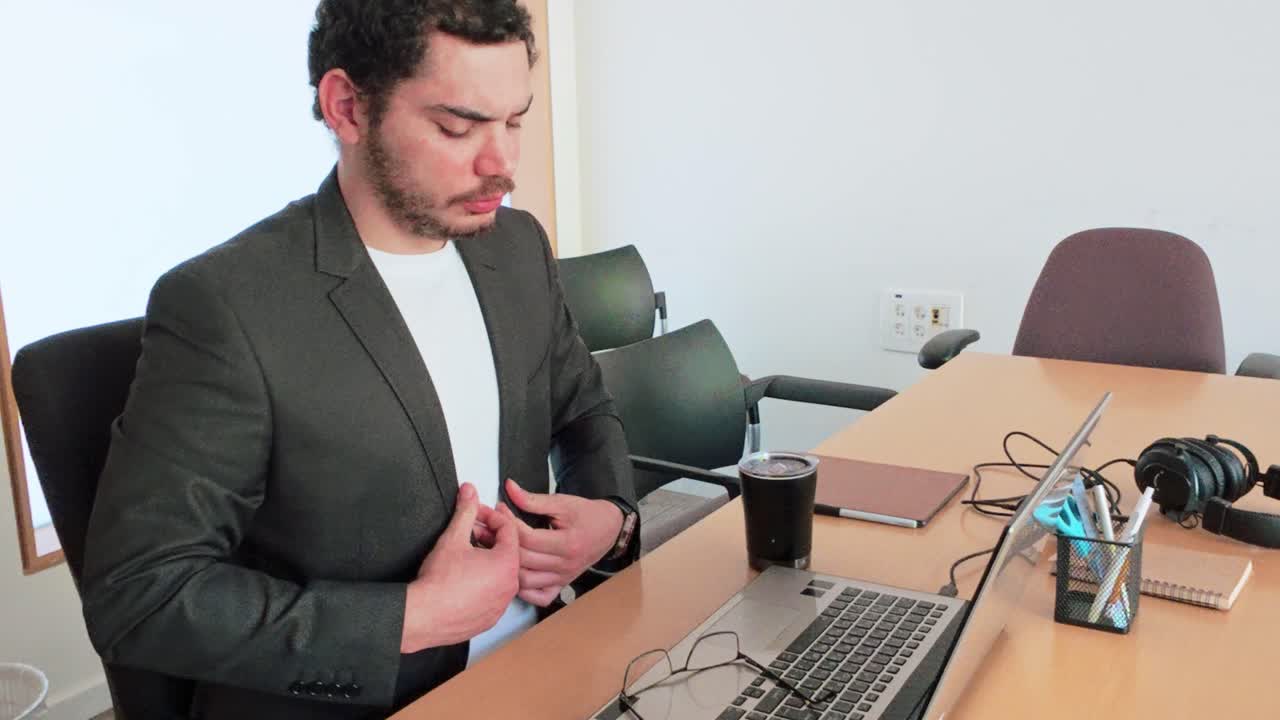 Impiegato che beve al computer