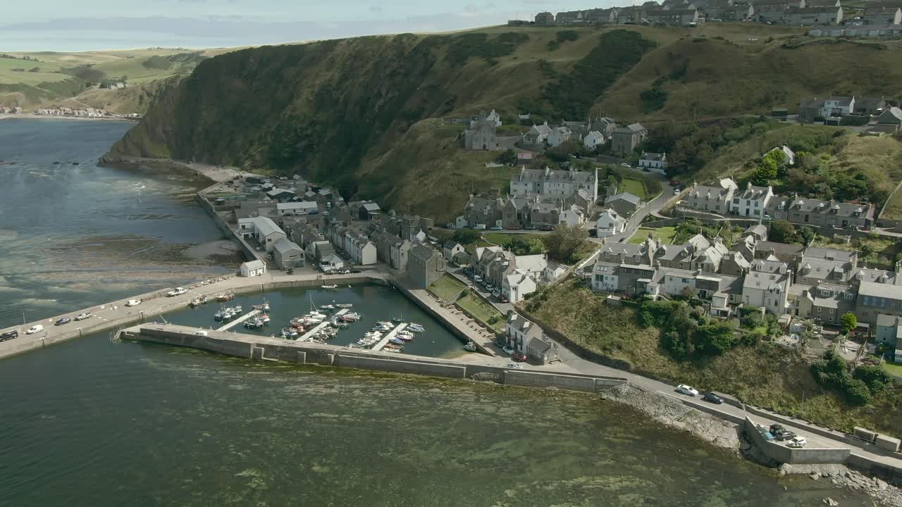 vista aérea de la ciudad de los jardines en la costa de aberdeenshire en un día de verano