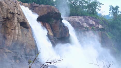 Wasserfall-Nebliges-Fließendes-Wasser,-Das-Morgens-Von-Der-Bergspitze-Tropft.-Video-Aufgenommen-Am-Athirapally-Wasserfall,-Kerala,-Indien