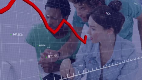 animación del procesamiento de datos digitales en diversos grupos de personas.