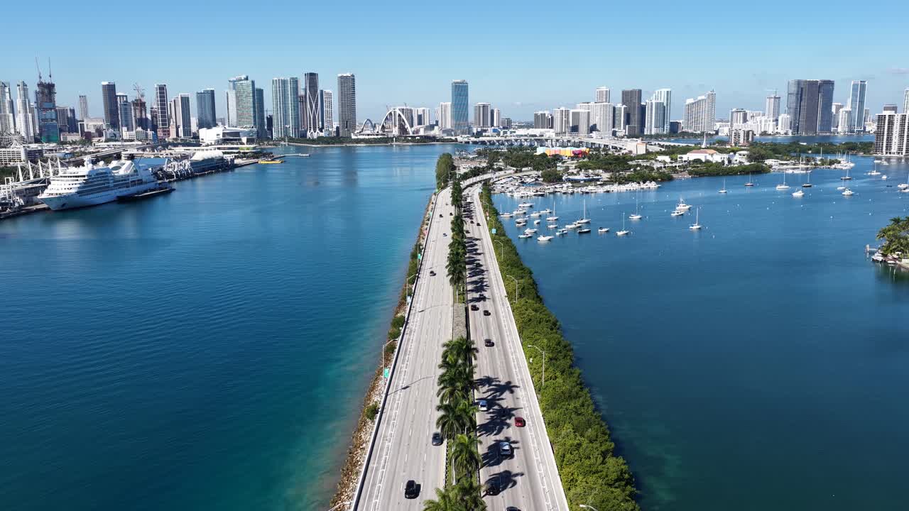 Downtown Miami, Miami, Florida, Stati Uniti. Spiaggia urbana. Paesaggio acquatico della baia. Città di Downtown. Downtown Miami, Miami, Florida, Stati Uniti. Paesaggio tranquillo