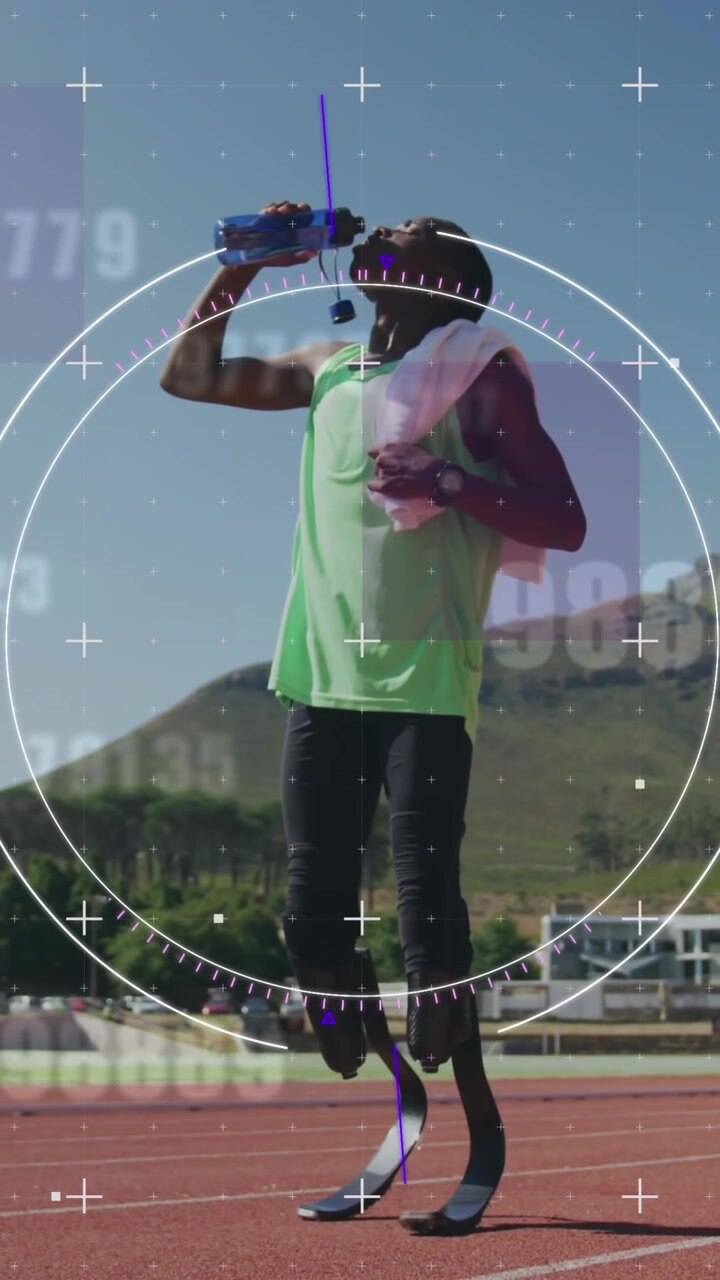 Animazione di elaborazione dati digitali su atleta maschio disabile con protesi da corsa che beve acqua