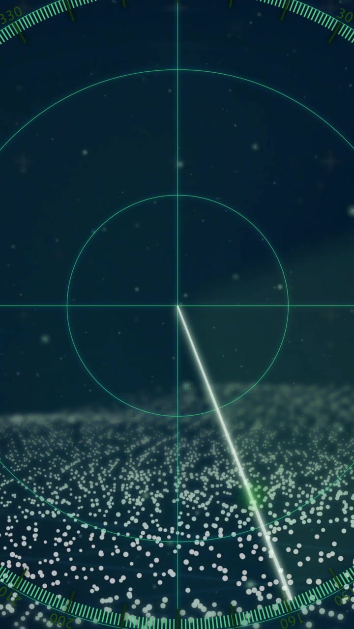 Video verticale: Schermo radar che invia un raggio centrale, ruotando e scansionando una griglia di dati e rilevando echi.