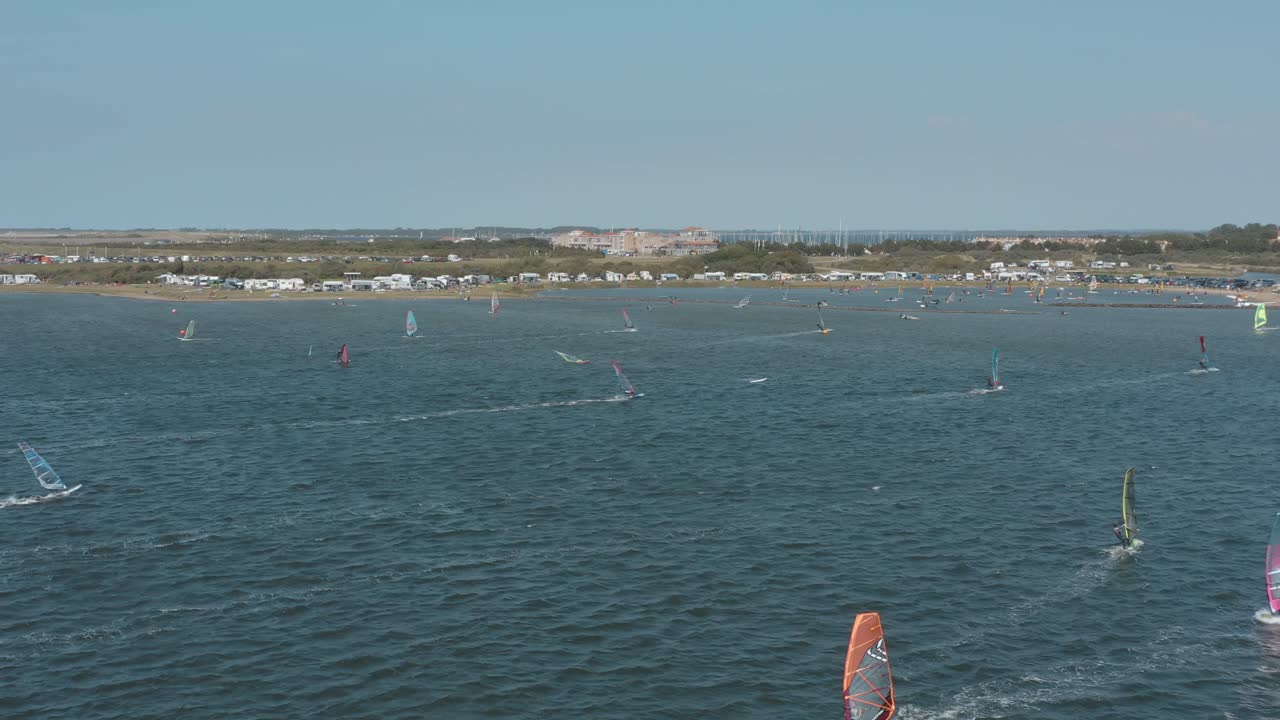 무인 항공기 - 섬, zeeland, 네덜란드, 30p에 흰 구름과 함께 화창한 날에 파란색, 물결 모양의 바람이 부는 바다에 많은 서퍼의 공중 샷