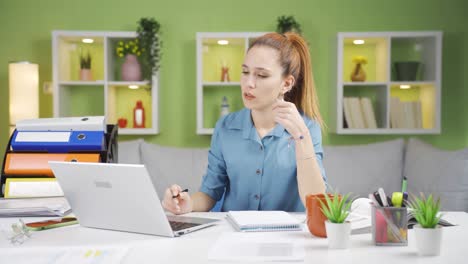 Mujer-De-Negocios-Pensativa.-Tener-Pensamientos-Sobre-Las-Cosas.