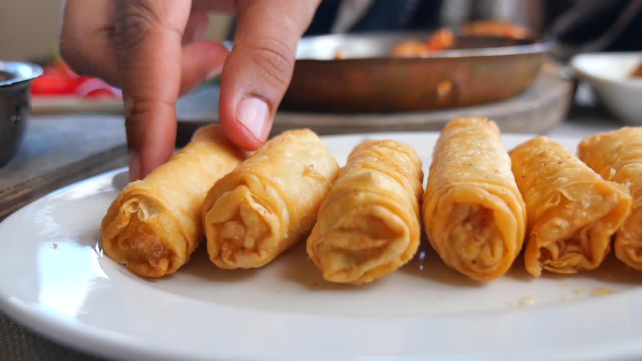 rollos de resorte en un plato