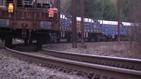 un tren de carga pasa la curva, vista posterior