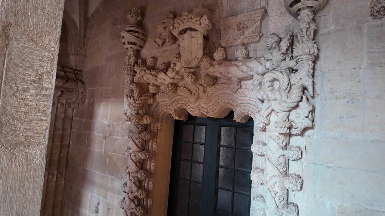 Dettaglio di finestra in pietra riccamente decorata nella storica Tomar, Portogallo, che mostra una ricca storia.