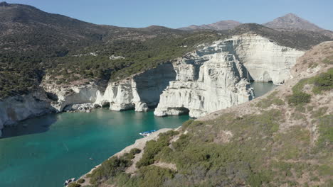 Antena-Sobre-Montaña-Revelando-Bahía-Paraíso