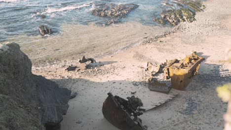 restos de un viejo barco oxidado en la orilla de la playa