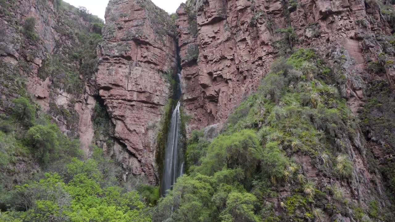 vista desde abajo de la cascada de perolniyoc en urubamba, valle sagrado, cusco, perú