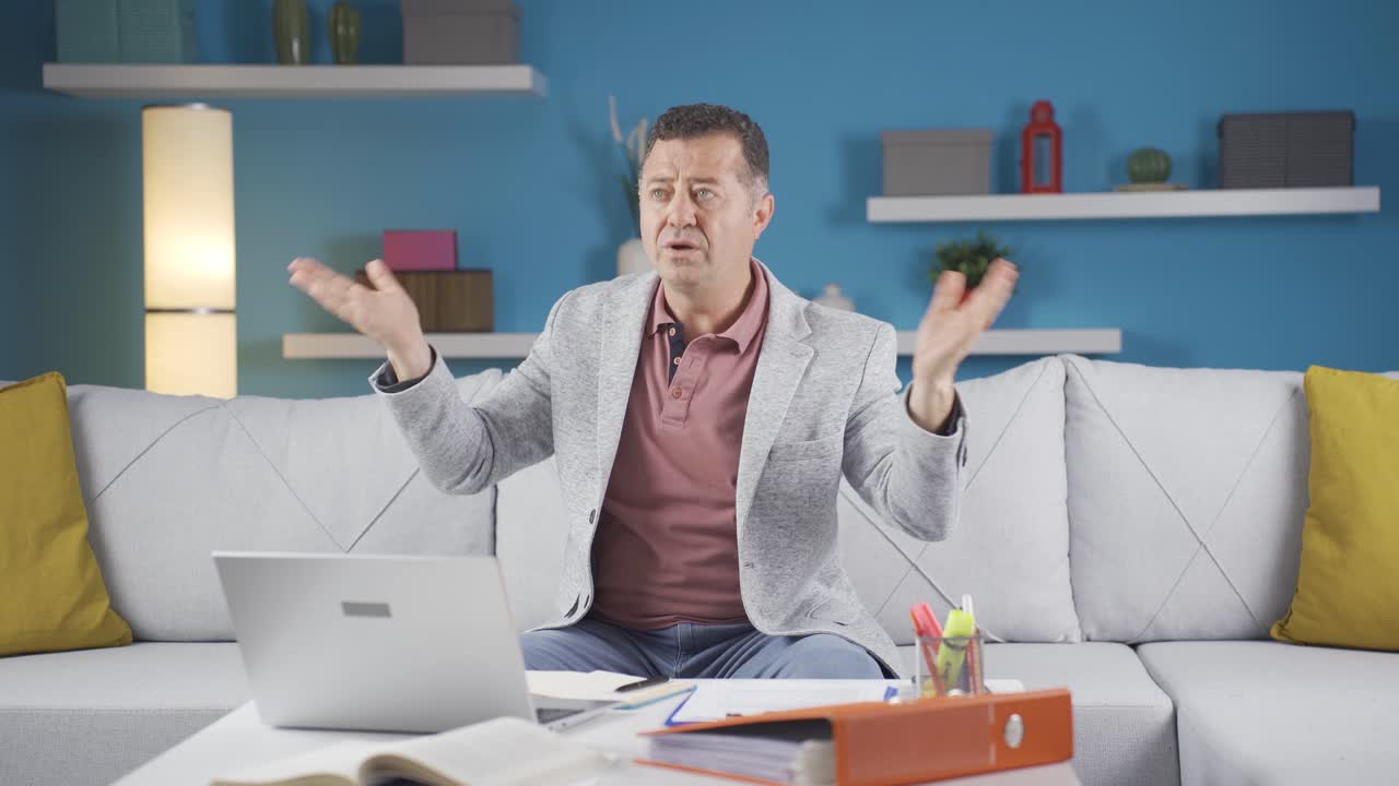 홈 오피스 근로자 남자가 더운 날씨로 질식하고 있습니다.