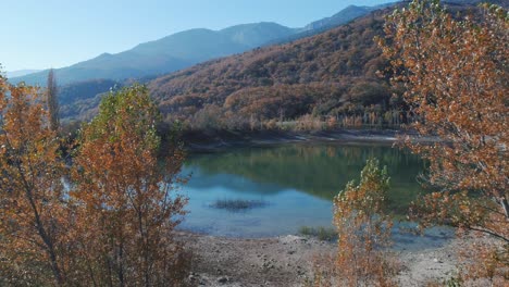 paisaje de lago de montaña de otoño