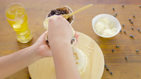 arepas, plato venezolano hecho de harina de maíz