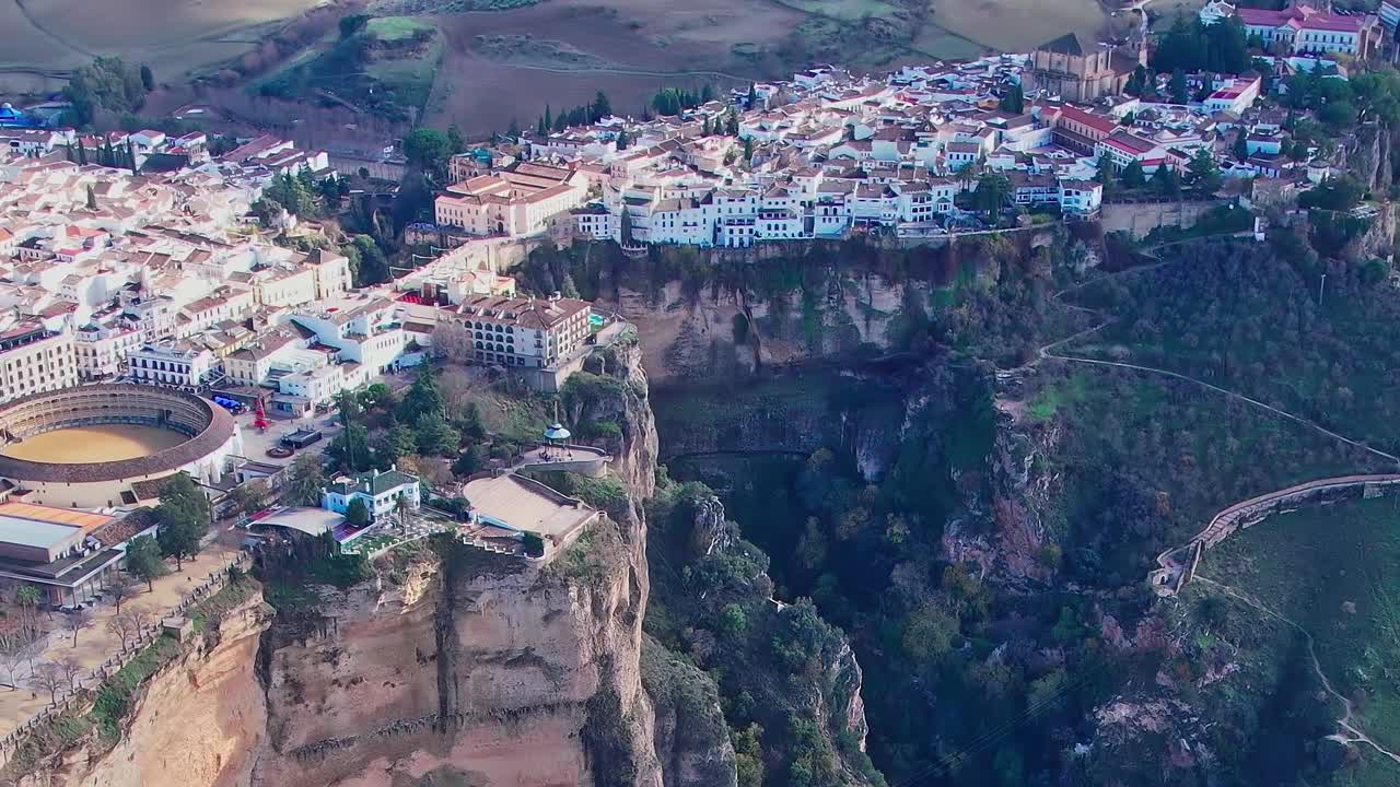 Udforskning af klipperne og byen Malaga i Spanien på en solskinsdag