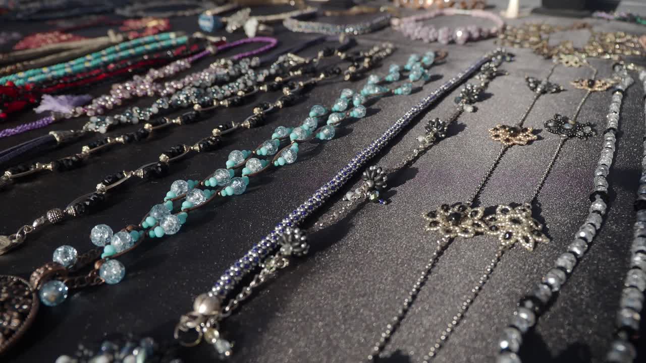 exhibición de joyas de cuentas hechas a mano