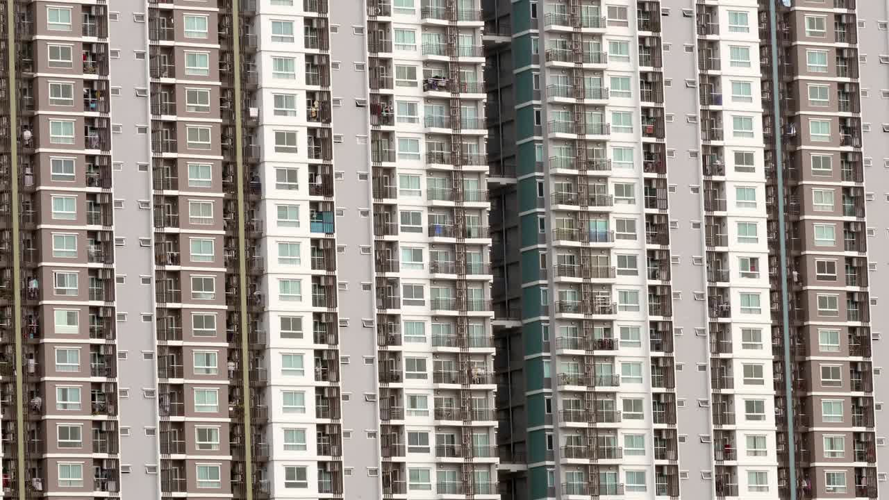 인구의 풍요와 밀집으로 대도시 한복판에 지어진 수많은 방들이 보이는 콘도미니엄 건물 밖