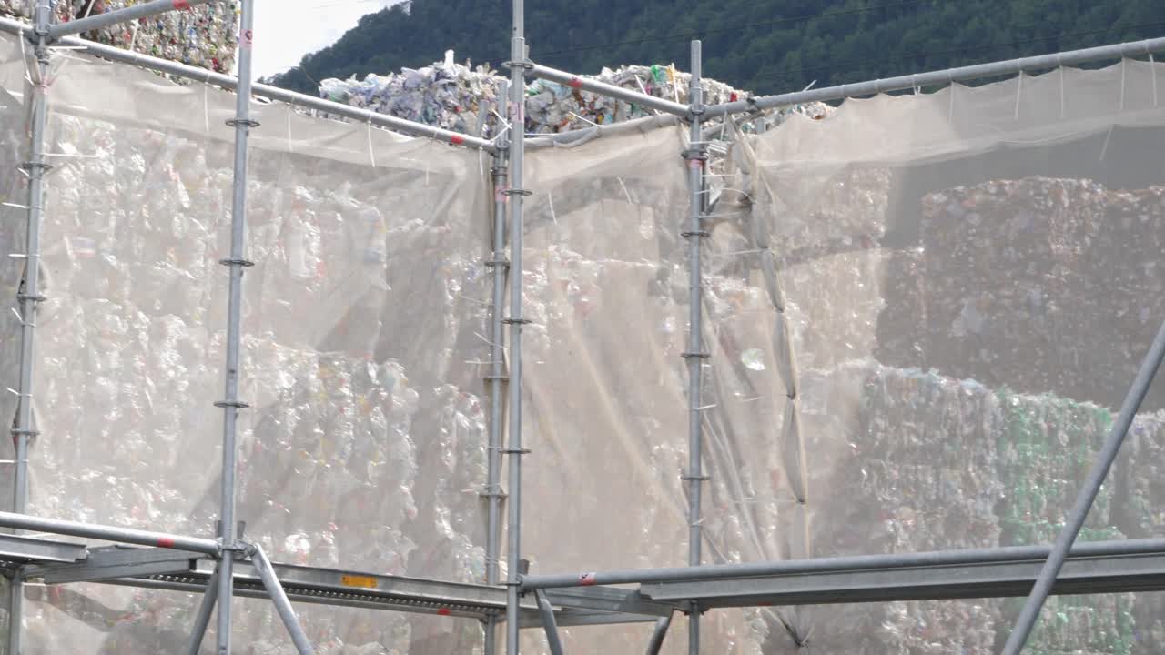 폐기물 재활용 공장에서 압축 된 플라스틱 쓰레기 큐브