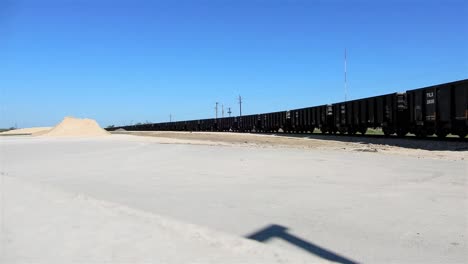 Zug-Fährt-Aus-Dem-Sandhof-In-Texas