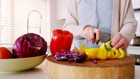 Woman-cutting-vegetables-in-kitchen