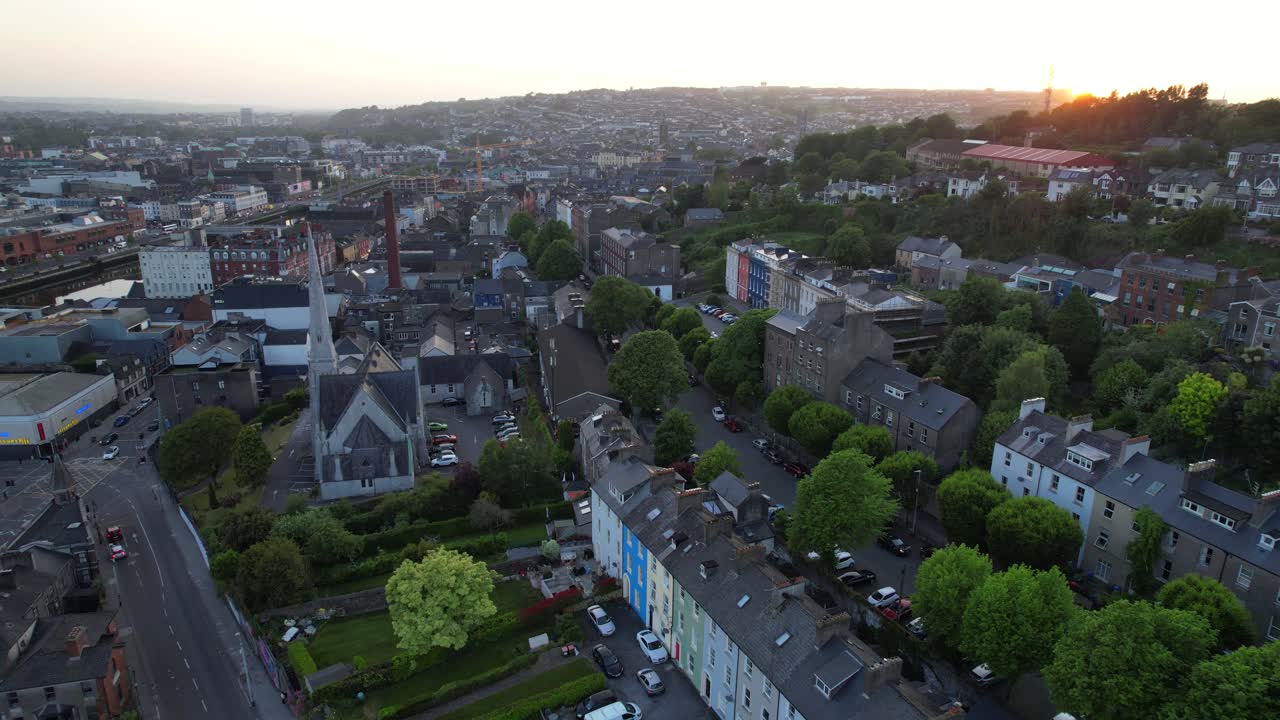 Ripresa aerea panoramica con drone di una strada cittadina di Cork al tramonto, Irlanda
