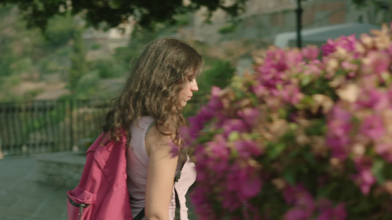 atractiva etnia caucásica joven turista caminando frente a la cámara buscando algo