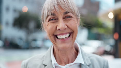 Retrato,-Risa-Y-Mujer-Feliz-Y-Madura-En-La-Ciudad