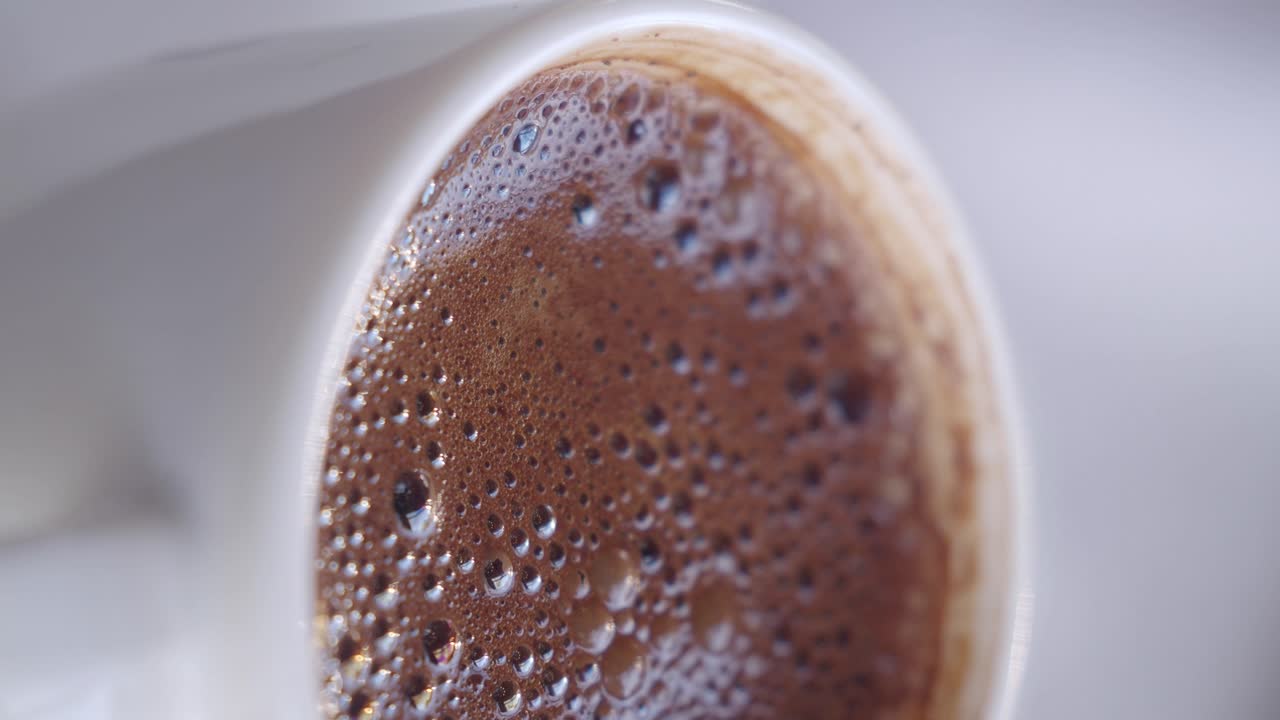 컵에 넣은 터키 커피