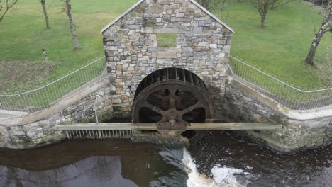 Rueda-Hidráulica-Histórica-En-Ballinode-En-Monaghan,-Irlanda,-Generando-Energía-Ecológica