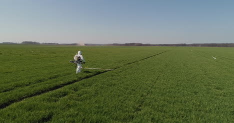 investigador agrícola fumigación archivada con herbicidas o pesticidas 5